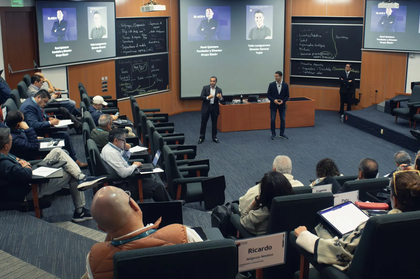 René Quintero en un aula del IPADE durante la discusión del caso
